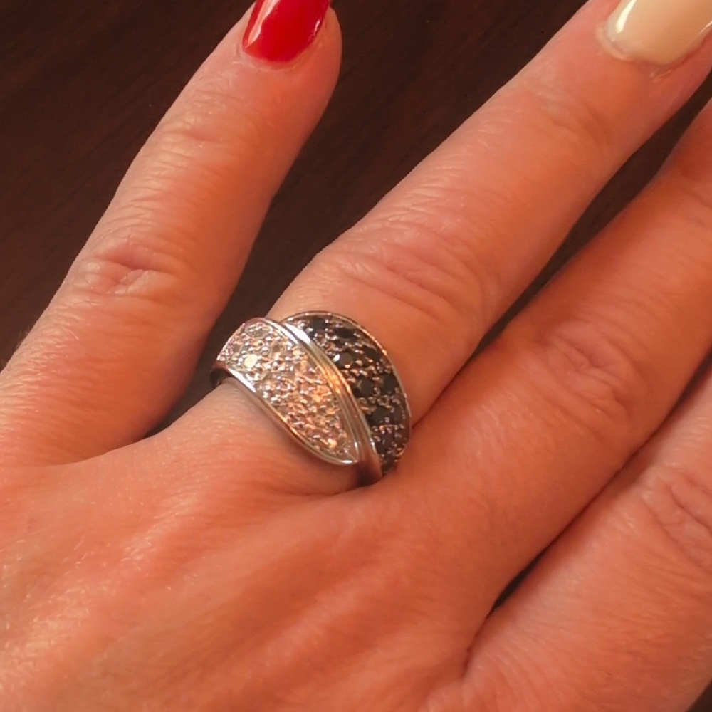 Elegant Silver and Black Women's Ring